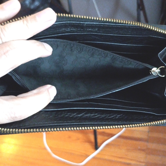 Michael Kors wallet - Picture 12 of 15